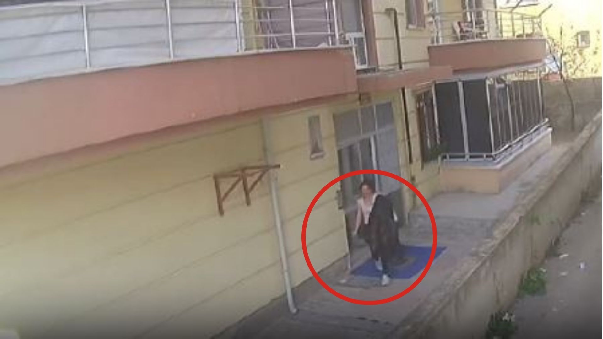 Ankara'nın Yenimahalle ilçesinde, kiralık ev arama bahanesiyle binalara girerek kapısı