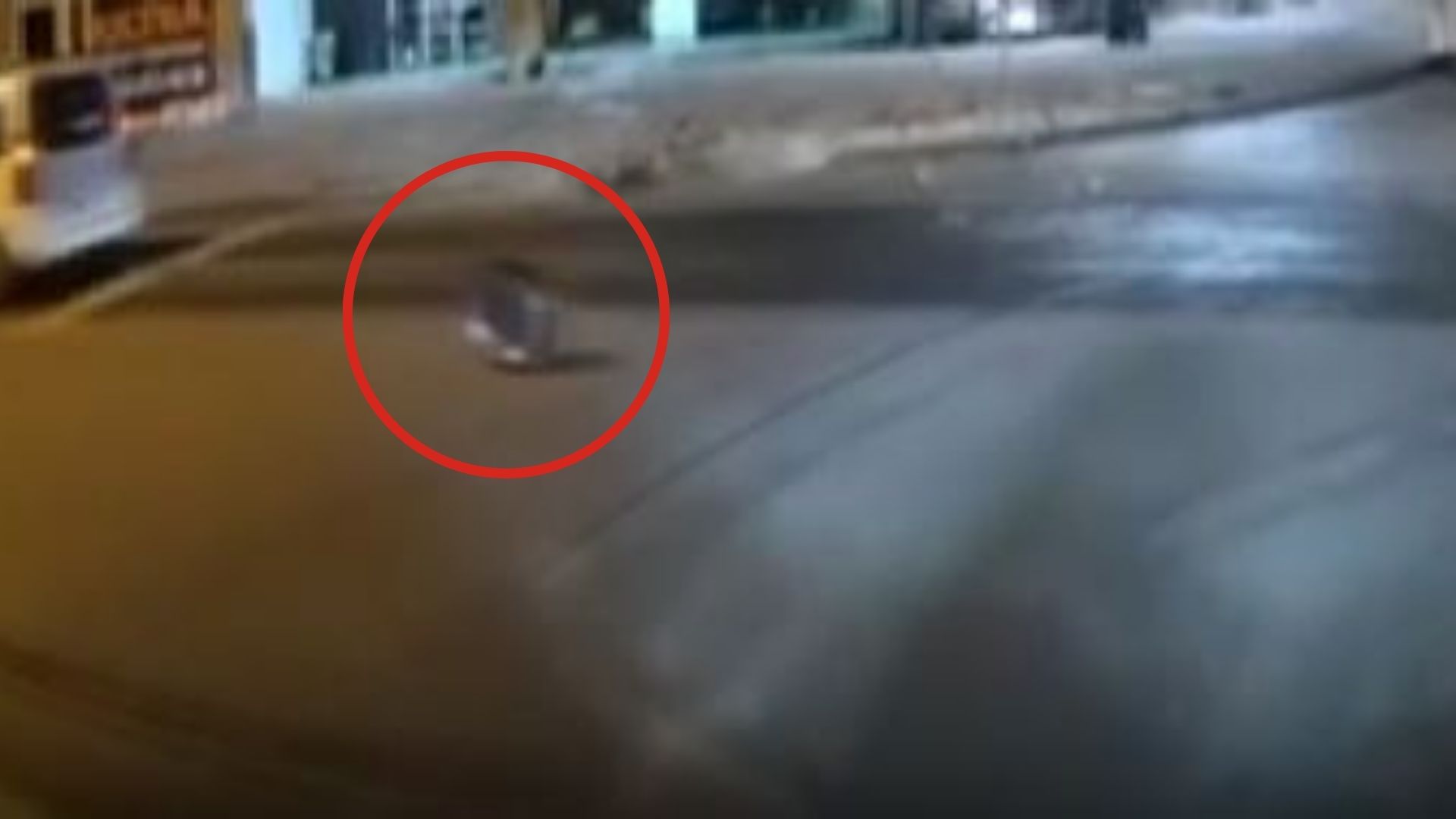 İstanbul Esenyurt’ta seyir halindeki bir araçtan fırladığı tahmin edilen bir