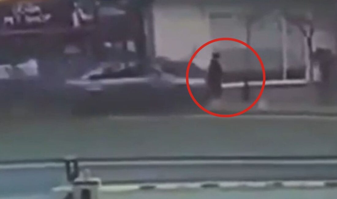 Ters yöne giren bir sürücünün neden olduğu akılalmaz kaza, bir