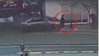 Ters yöne giren bir sürücünün neden olduğu akılalmaz kaza, bir