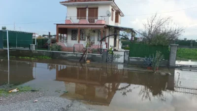 Balıkesir’in Burhaniye ilçesinde etkili olan sağanak nedeniyle yazlık evler ve