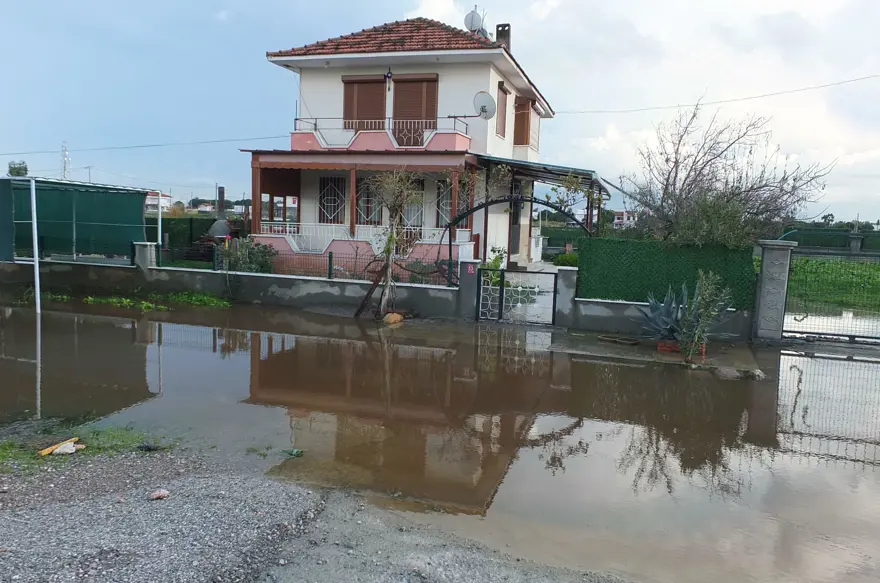 Balıkesir’in Burhaniye ilçesinde etkili olan sağanak nedeniyle yazlık evler ve