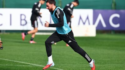 Fenerbahçe derbisi sonrasında idmanlara katılmayarak, futbolu bırakma veya takımdan ayrılma