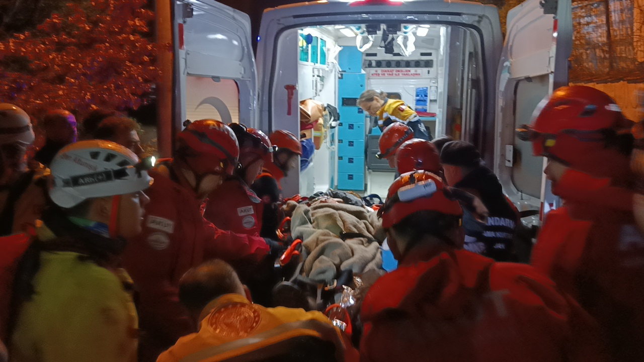 Bursa'da doğa yürüyüşü sırasında kaygan zeminde düşen iki arkadaştan biri