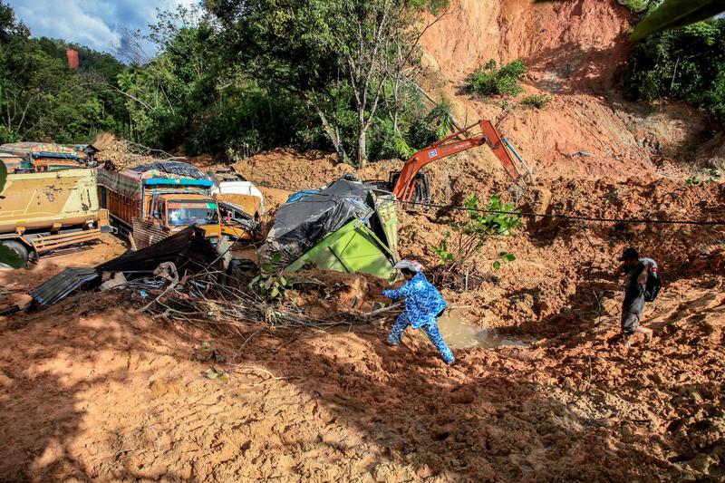 Endonezya Sumatra Adası'nda etkili olan şiddetli yağışların yol açtığı sel