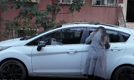 Çekmeköy Aydınlar Mahallesi’nde bir anne, bir buçuk yaşındaki çocuğunu otomobilde