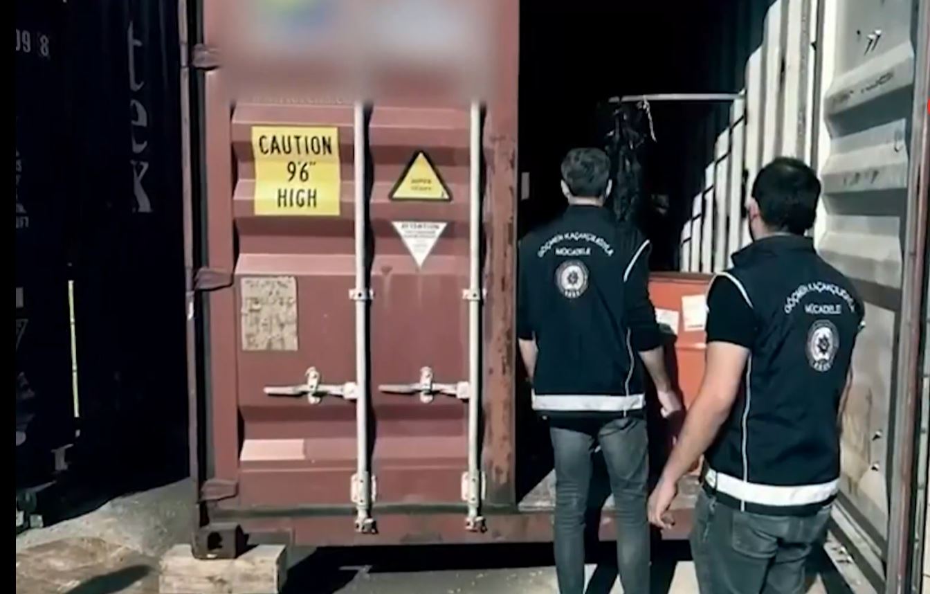 Mersin Limanı’nda konteyner içine gizlenen 44 kaçak göçmen yakalandı; organizatör