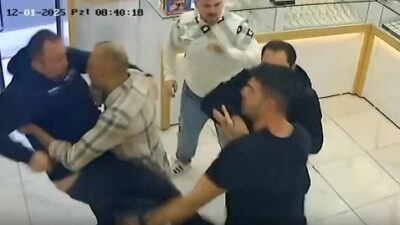 İzmir'in Menderes ilçesinde komşu kuyumcular arasında müşteri yüzünden başlayan tartışma