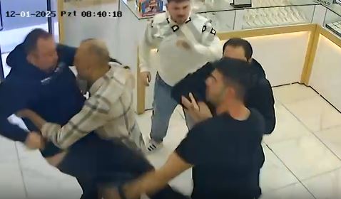 İzmir'in Menderes ilçesinde komşu kuyumcular arasında müşteri yüzünden başlayan tartışma