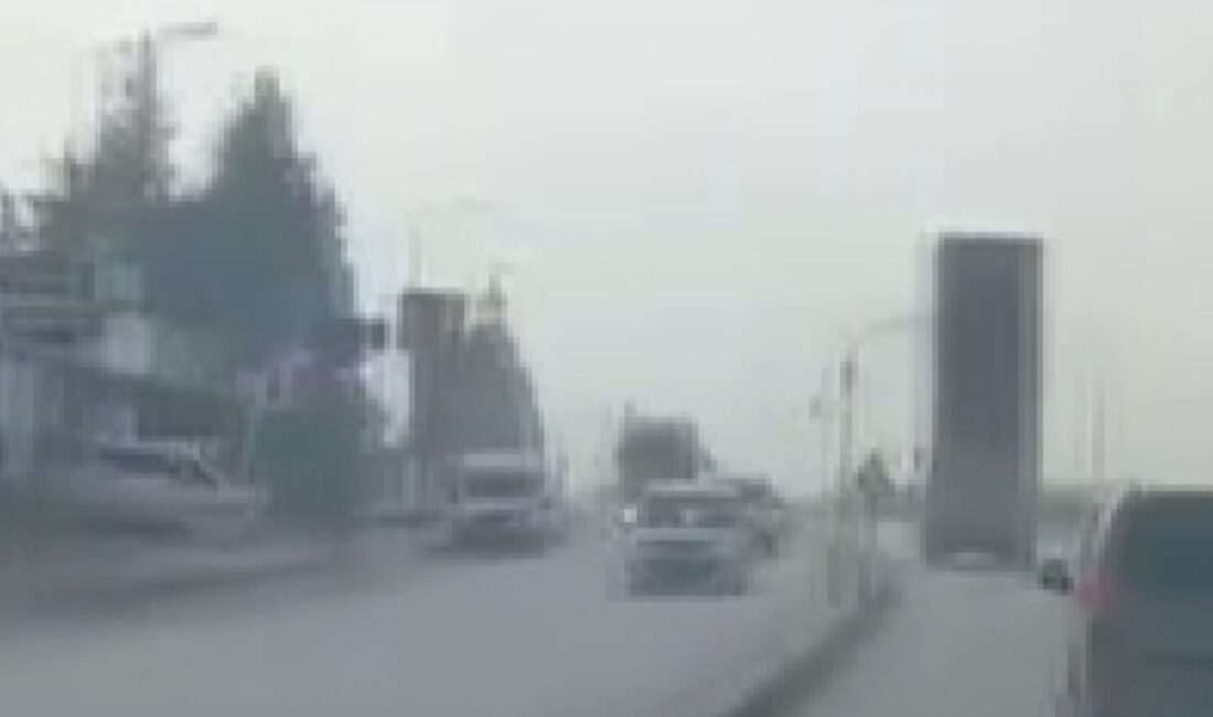 Hatay'ın Antakya ilçesinde, trafikte damperi açık vaziyette seyreden bir hafriyat
