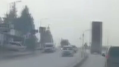 Hatay'ın Antakya ilçesinde, trafikte damperi açık vaziyette seyreden bir hafriyat