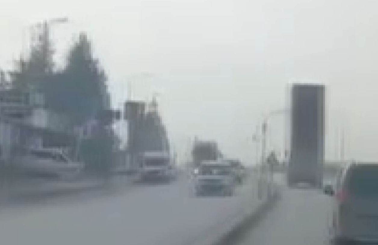 Hatay'ın Antakya ilçesinde, trafikte damperi açık vaziyette seyreden bir hafriyat