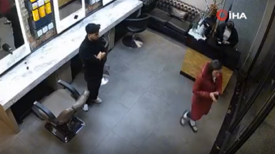 İstanbul Esenyurt’ta bulunan bir kadın kuaföründe işlem yaptıran bir müşteri,