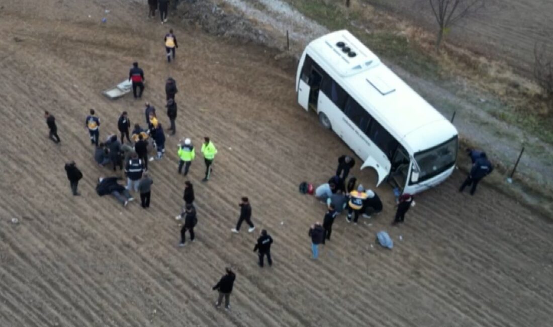 Afyon'un Bolvadin ilçesinde öğrencileri taşıyan servis aracı ile bir kamyonetin