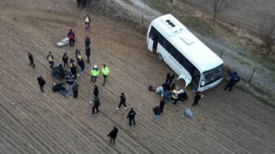 Afyon'un Bolvadin ilçesinde öğrencileri taşıyan servis aracı ile bir kamyonetin