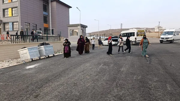 Şanlıurfa'nın Haliliye ilçesinde bulunan Beyazkuyu İlk ve Ortaokulunda öğle yemeği