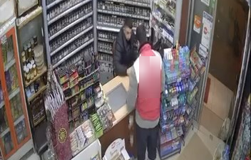 Markete gelen kurye parasını düşürdü, market sahibi ise parayı geri