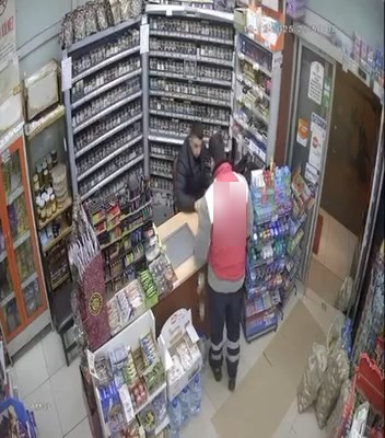 Markete gelen kurye parasını düşürdü, market sahibi ise parayı geri