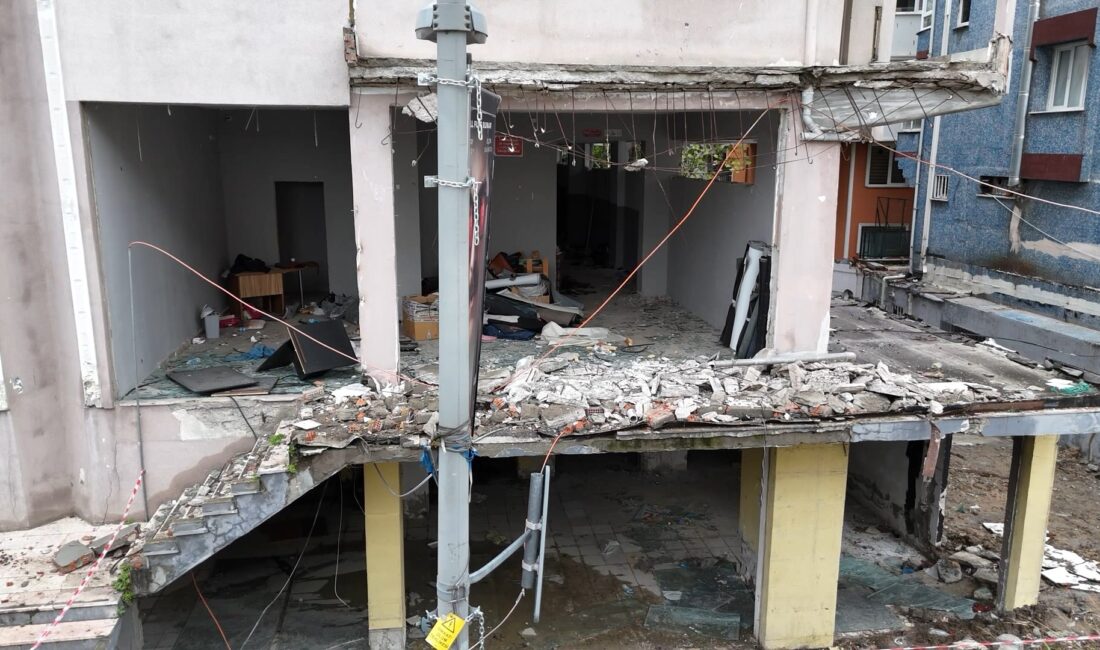 İstanbul Avcılar'da, kentsel dönüşüm kapsamında yıkım kararı alınan ve bir