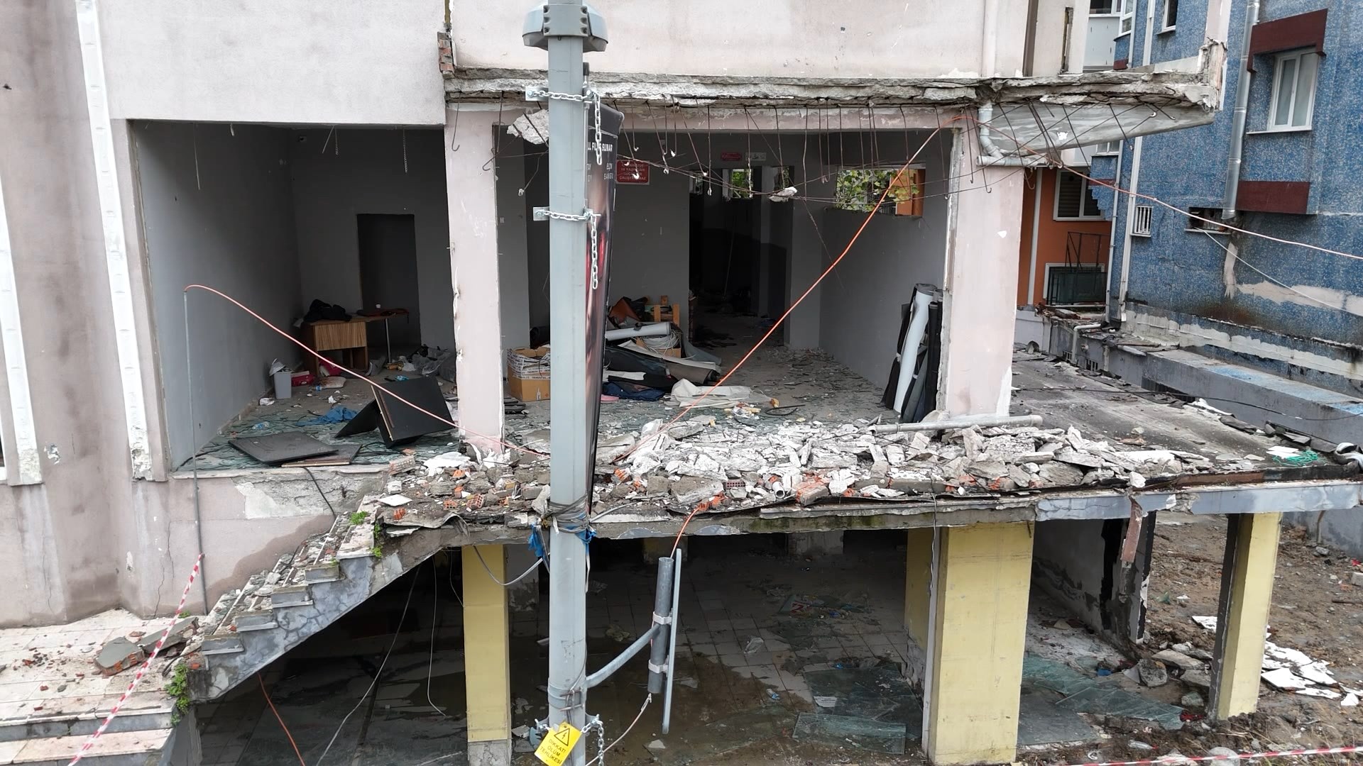 İstanbul Avcılar'da, kentsel dönüşüm kapsamında yıkım kararı alınan ve bir