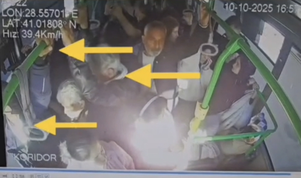 İstanbul Büyükçekmece’de bir İETT otobüsünde yankesicilik olayı yaşandı. Şüpheliler, yolcunun