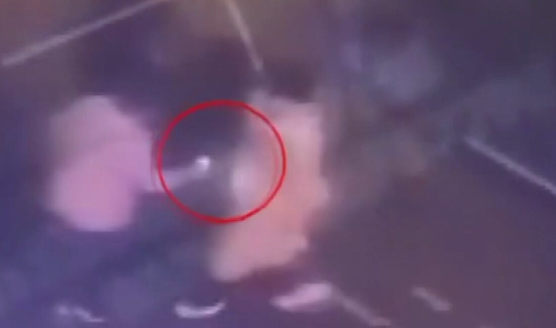 İstanbul Esenler Atışalanı Caddesi'nde yolda yürüyen bir kadının cep telefonu,