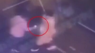 İstanbul Esenler Atışalanı Caddesi'nde yolda yürüyen bir kadının cep telefonu,