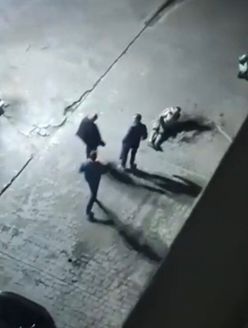 İstanbul Esenyurt’ta bir sitenin otoparkında, tekerlekli sandalyedeki kişi ile 3