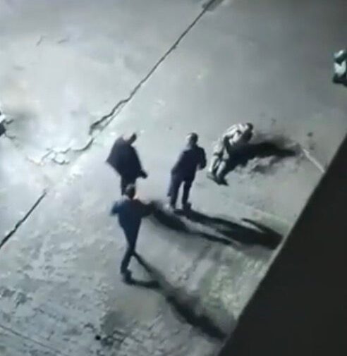 İstanbul Esenyurt’ta bir sitenin otoparkında, tekerlekli sandalyedeki kişi ile 3