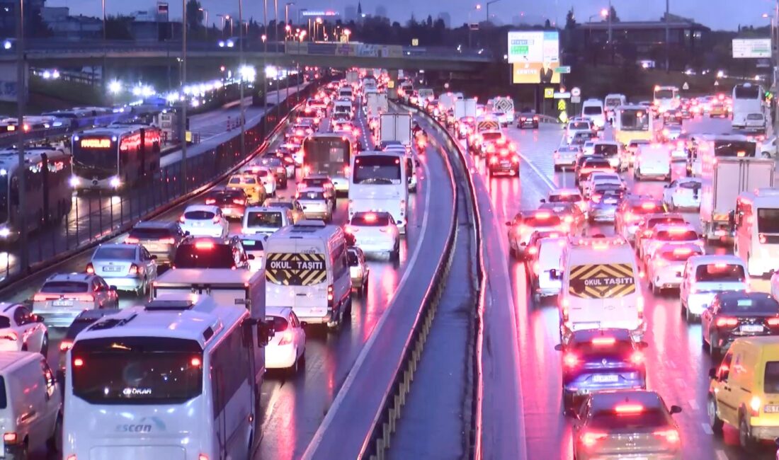 İstanbul’da haftanın ilk iş gününde trafik yoğunluğu yağışla birleşince sabah