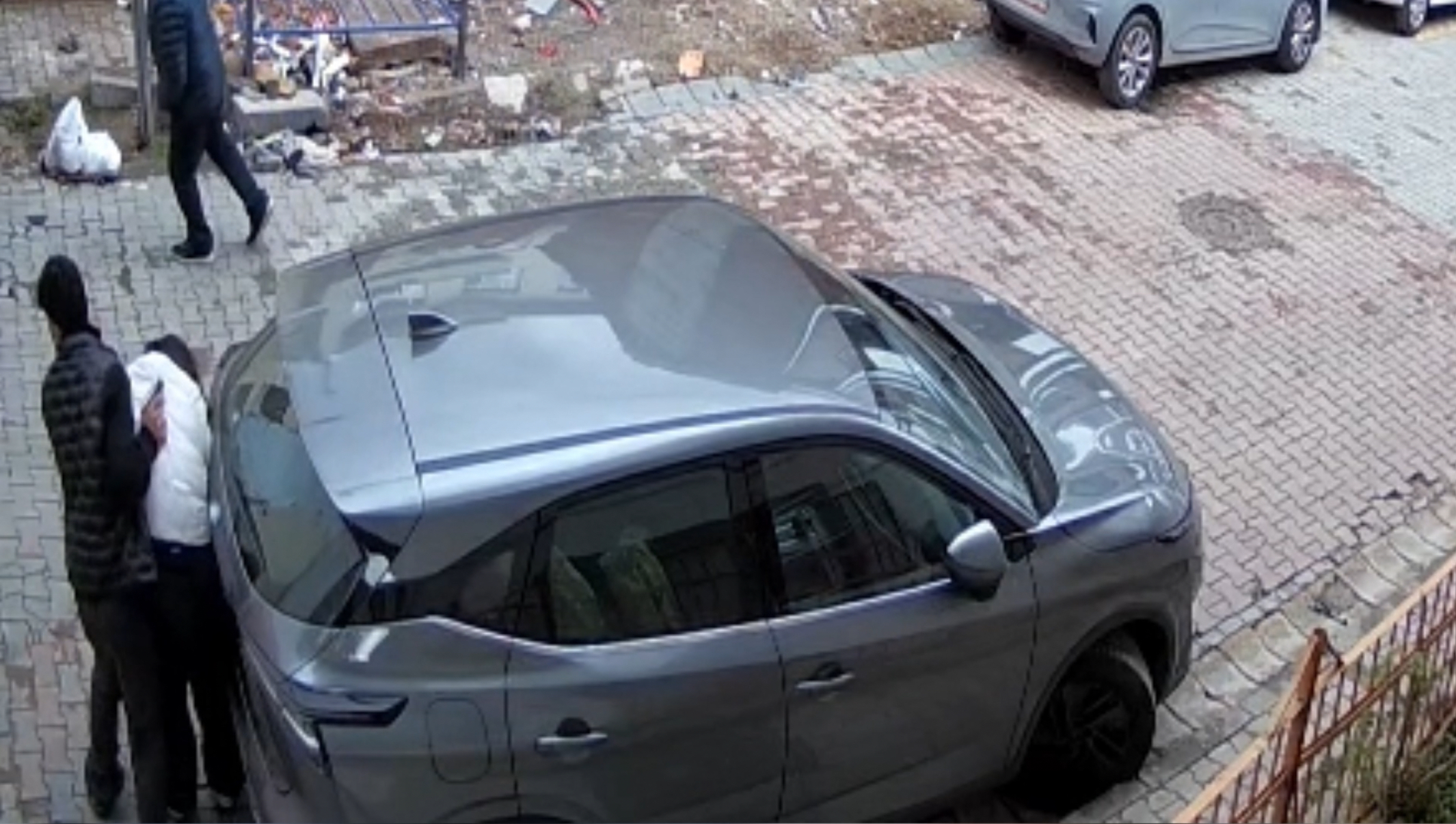 Eşiyle boşanma aşamasında olan bir şahıs, savunmasız kadına sokak ortasında