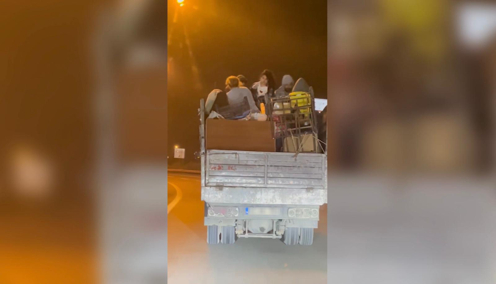 İstanbul Üsküdar’da bir kamyonet kasasında, aralarında çocukların da bulunduğu 5