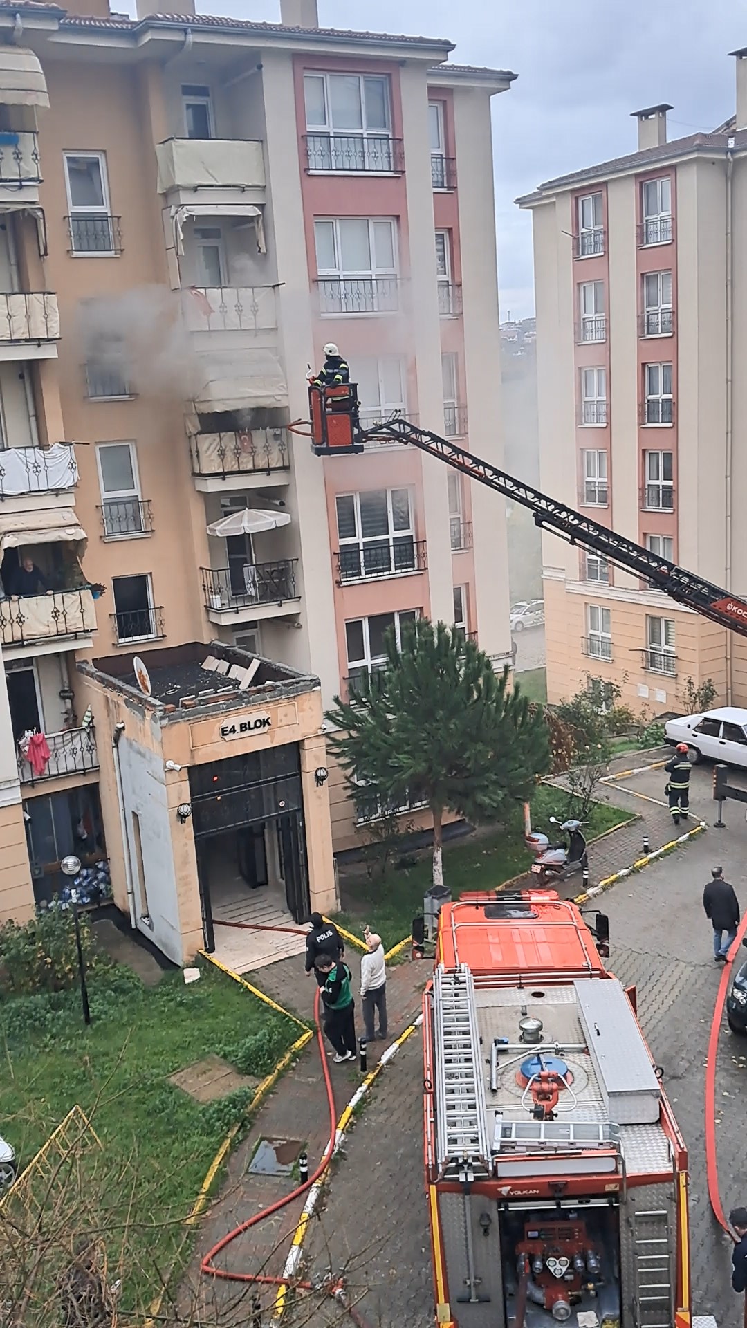 Kocaeli’nin Başiskele ilçesinde bir apartmanda çıkan yangında, itfaiye eri Cihat
