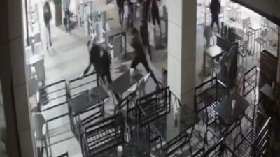 Bursa’nın Yıldırım ilçesindesokakta yürüyen bir baba ve oğlu, çevrede tanımadıkları