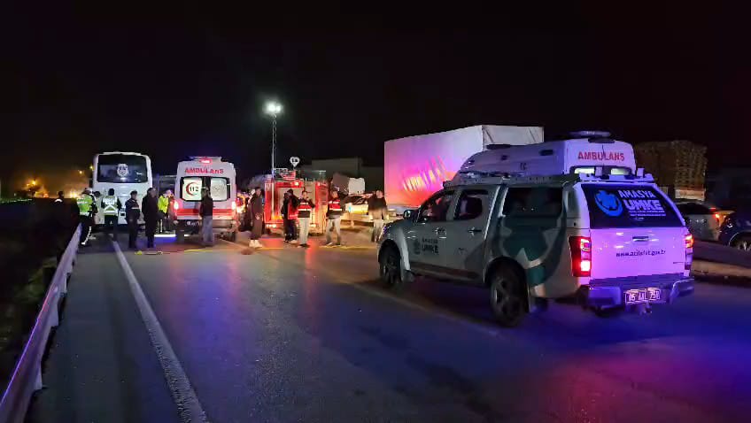 AMASYA’nın Merzifon ilçesinde aralarında mahkum taşıyan midibüsün de bulunduğu 3