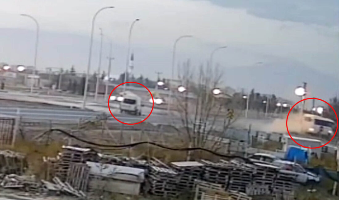 Afyonkarahisar'ın Bolvadin ilçesi girişinde öğrencileri taşıyan midibüs ile kavşağa giren