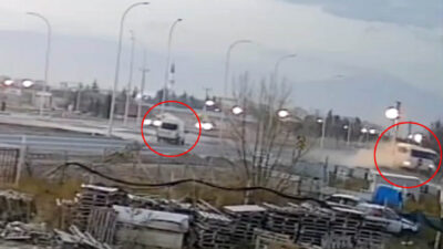 Afyonkarahisar'ın Bolvadin ilçesi girişinde öğrencileri taşıyan midibüs ile kavşağa giren