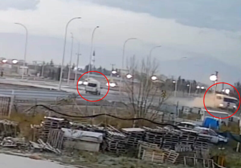 Afyonkarahisar'ın Bolvadin ilçesi girişinde öğrencileri taşıyan midibüs ile kavşağa giren