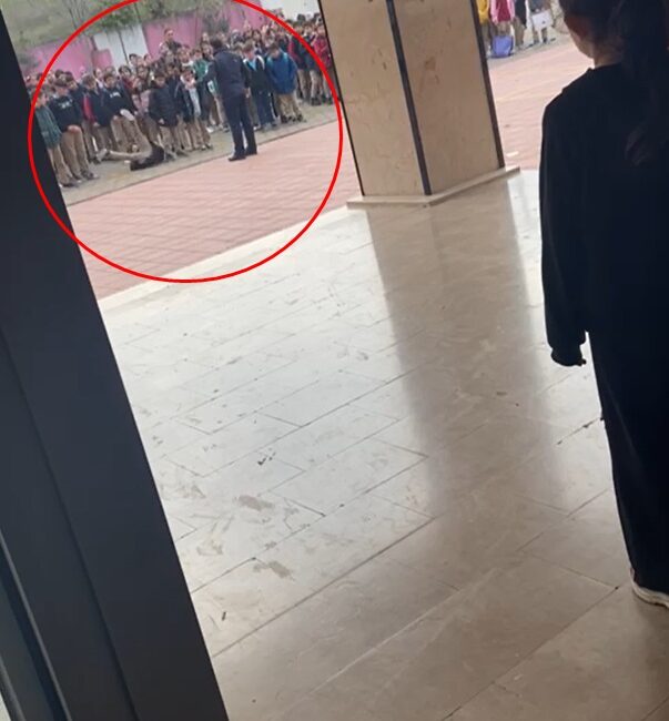 Okul bahçesinde, üstelik de arkadaşlarının önünde 11 yaşındaki öğrenciyi yakasından