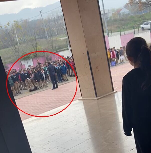Okul bahçesinde, üstelik de arkadaşlarının önünde 11 yaşındaki öğrenciyi yakasından