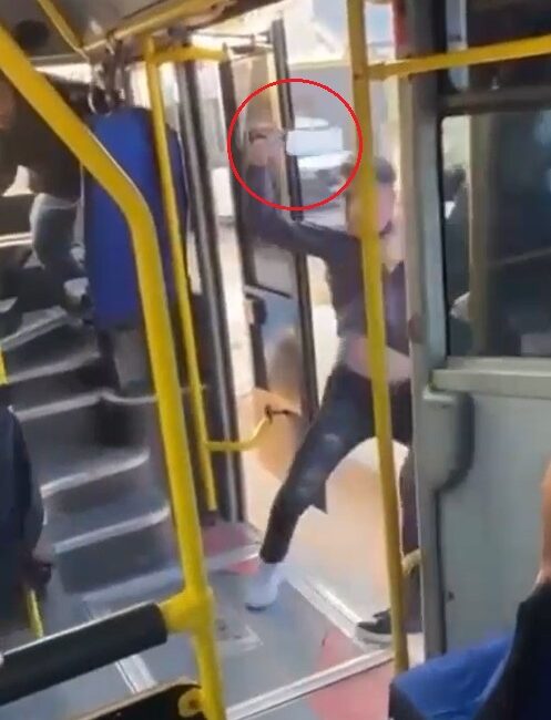 Bursa’nın Nilüfer ilçesinde, şehir içi yolcu otobüsünde iki yolcu arasında