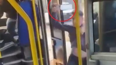 Bursa’nın Nilüfer ilçesinde, şehir içi yolcu otobüsünde iki yolcu arasında