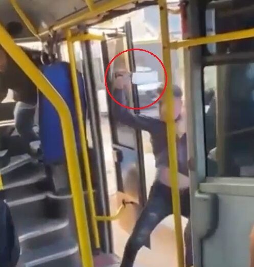 Bursa’nın Nilüfer ilçesinde, şehir içi yolcu otobüsünde iki yolcu arasında