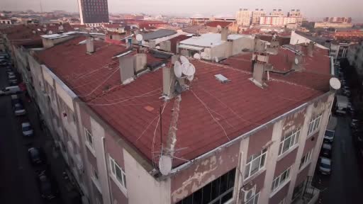 İstanbul Bayrampaşa’da 3 katlı bir binadan kopan sıva parçaları sokaktaki