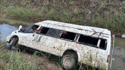 Adana'nın Yüreğir ilçesinde tarım işçilerini taşıyan bir minibüsün kontrolden çıkarak