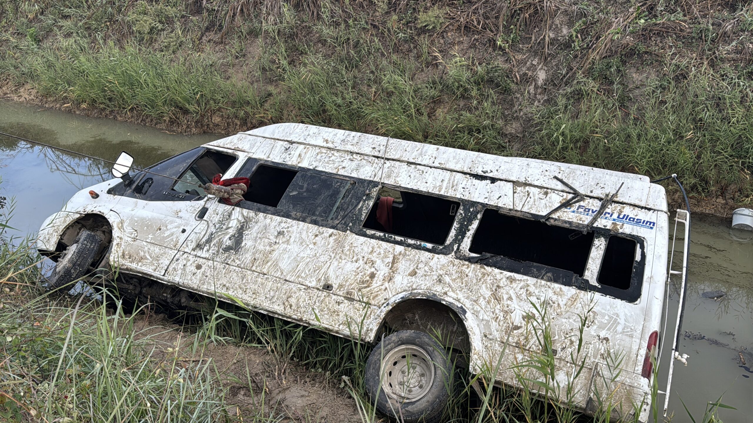 Adana'nın Yüreğir ilçesinde tarım işçilerini taşıyan bir minibüsün kontrolden çıkarak