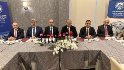 Toplantıda sağlık hizmetlerinin niteliğini artırmaya yönelik atılacak adımlar paylaşıldı. Bu