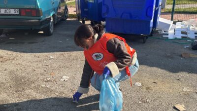 AFSÜ Merkezi Kafeterya yanındaki alanda toplanan gönüllü öğrenciler, kampüs içerisinde