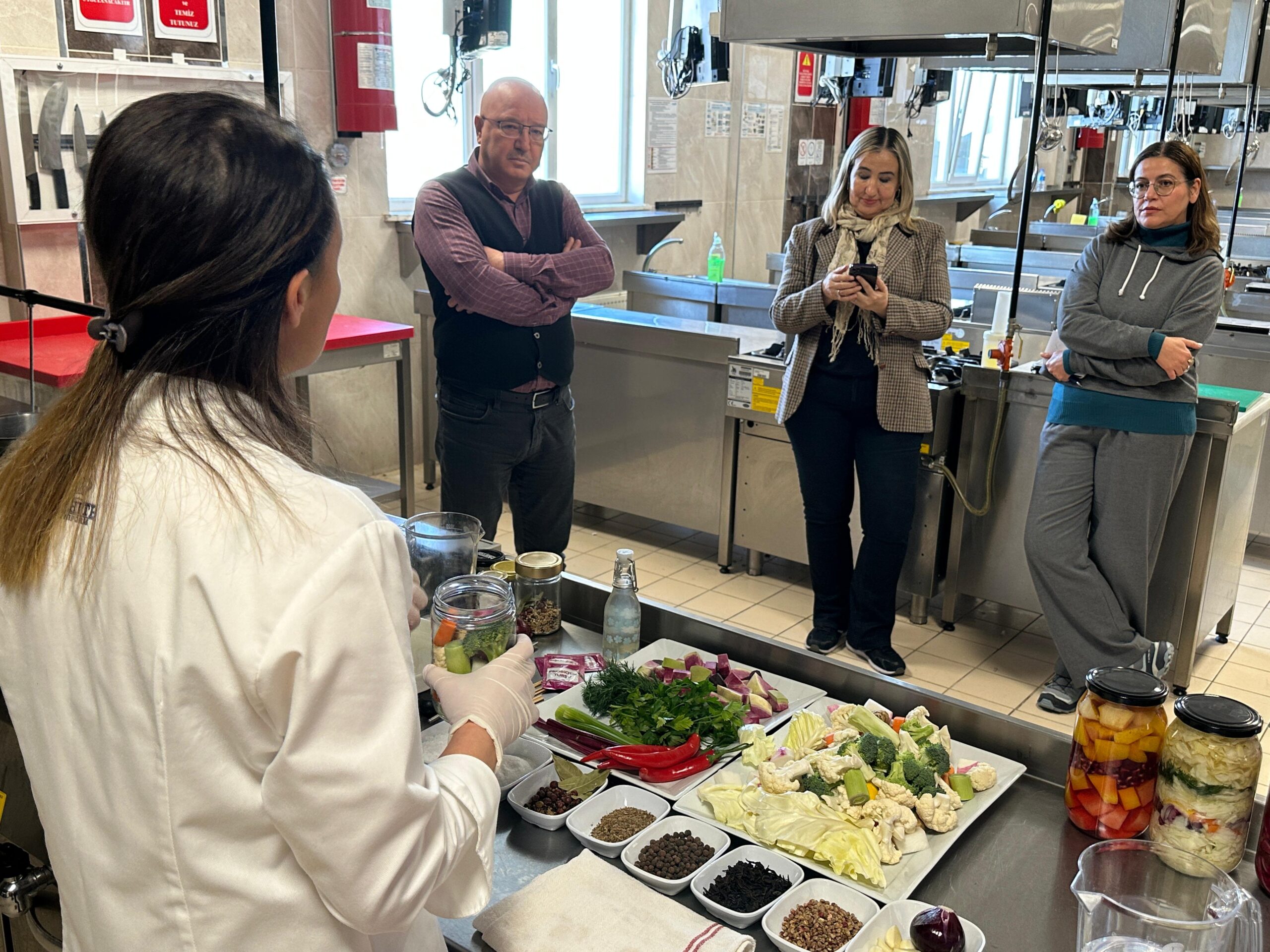 Afyon Kocatepe Üniversitesi (AKÜ) Turizm Fakültesi Uygulama Mutfağı’nda öğrencilere yönelik
