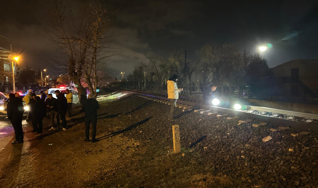 Afyonkarahisar’ın Eşrefpaşa Mahallesi’nde bulunan hemzemin geçitte meydana gelen kazada tren,